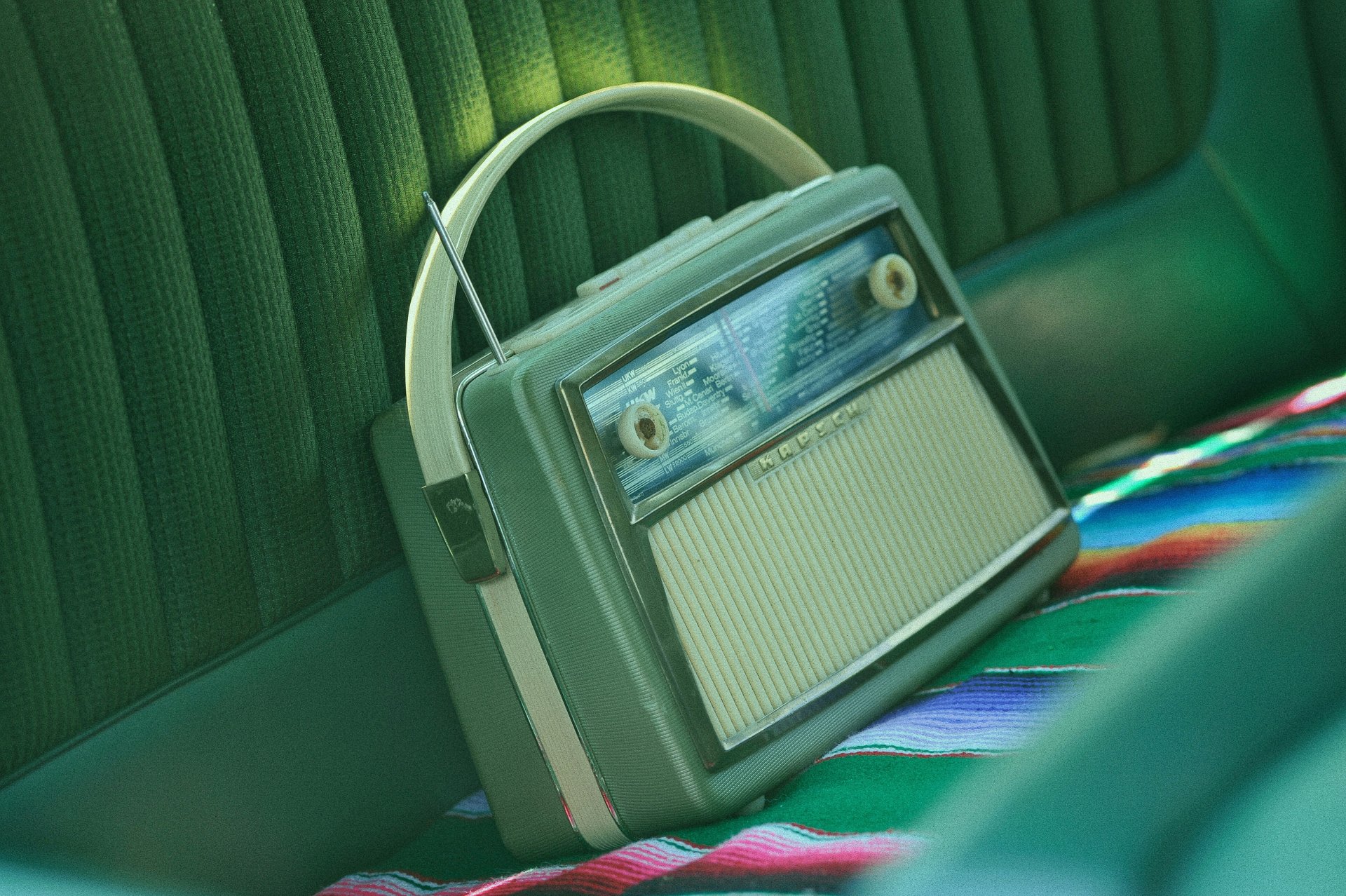 Dengerin Radio Itu Barang Mewah